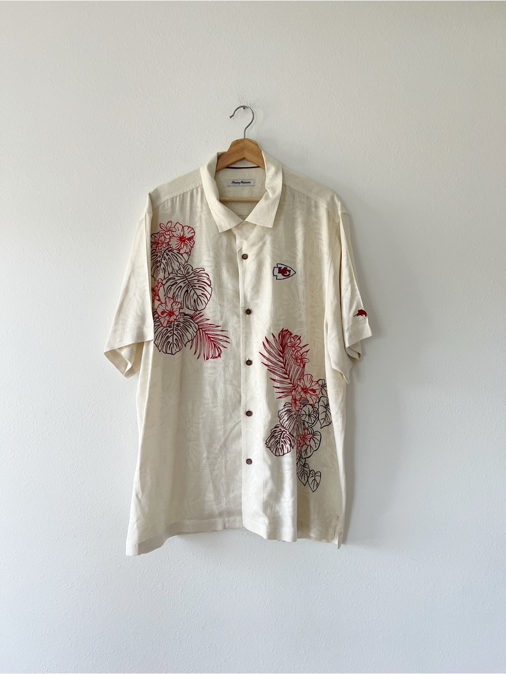 TOMMY BAHAMA | Men’s NFL Kansas City Chiefs Silk Embroidered Button Down | XL